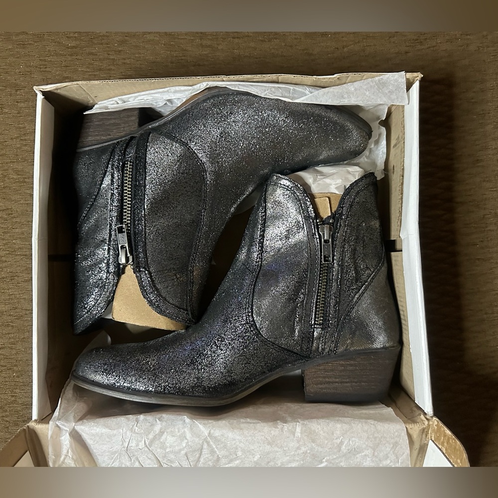 New in Box Steve Madden Zipstr Bootie Distressed Pewter